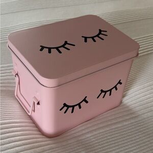 Lash / makeup storage box with handles